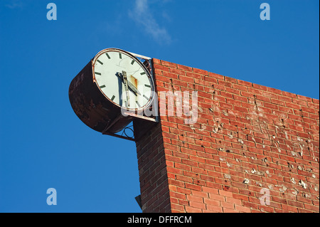 Vecchio e rotto town clock e un muro di mattoni Foto Stock