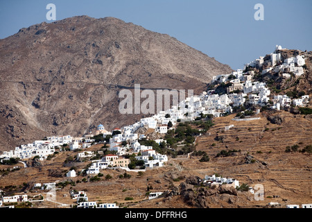 Piccolo borgo con case bianche sulla collina di pietra in Grecia Foto Stock