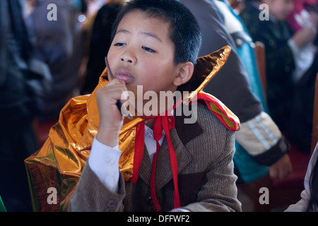 Il ragazzo camuffare se stessi come un samurai Foto Stock