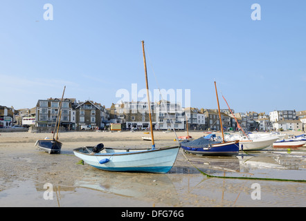 Un sacco di piccole imbarcazioni sulla spiaggia con la bassa marea in St Ives, Cornwall Foto Stock