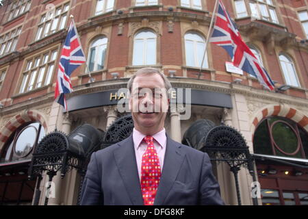 Londra, Regno Unito. 04 ott 2013. Leader UKIP Nigel Farage raffigurato in Leicester Square seguendo il suo commento su LBC (londinese di conversazione più grande 97,3). Credito: Tony Henshaw/Alamy Live News Foto Stock