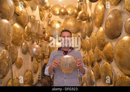 Artigiano di metallo, artista fabbro, nel suo negozio, Marrakech, Marrakesh-Tensift-El Haouz regione, Marocco Foto Stock