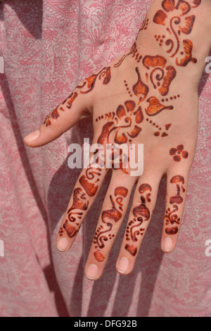 Henna Tattoos o mehndi tatuaggi su una donna di mano, Marrakech, Marrakesh-Tensift-El Haouz regione, Marocco Foto Stock