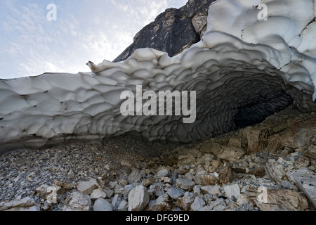 Tunnel di un vecchio campo di neve, Valle Gschnitztal, Tirolo, Austria Foto Stock