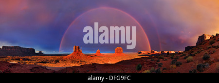Il Monument Valley con Sentinel Mesa, West Mitten Butte, Est Mitten Butte e Merrick Butte con un arcobaleno, Monument Valley Foto Stock