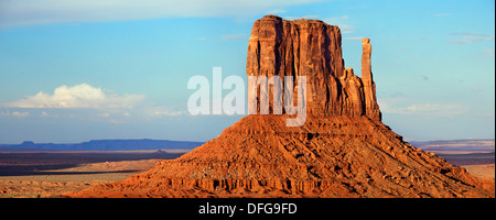 West Mitten Butte in Monument Valley, Monument Valley Navajo Tribal Park, Arizona, Stati Uniti Foto Stock