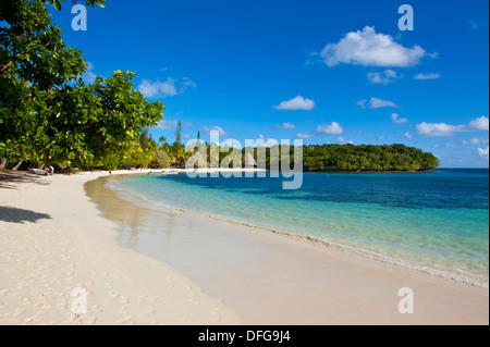 Spiaggia di sabbia bianca, la baia de Kanumera, Île des Pins, Nuova Caledonia, Francia Foto Stock