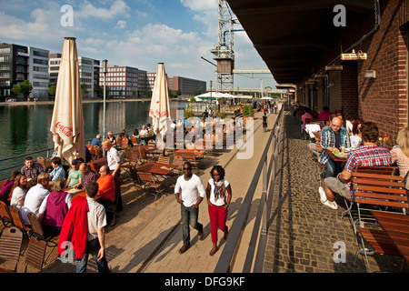 Per coloro che godono di pranzare fuori il porto interno di Duisburg, distretto della Ruhr, Nord Reno-Westfalia, Germania Foto Stock