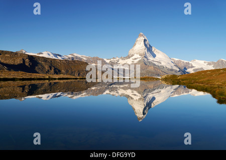Il Cervino si riflette nel lago Stellisee, Alpi del Vallese, Canton Vallese, Svizzera Foto Stock