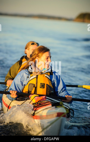 Coppia giovane in doppio kayak sulla baia di Fundy Foto Stock