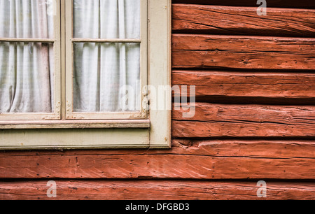 Finestra sul vecchio rosso cabina in legno, Svezia Foto Stock