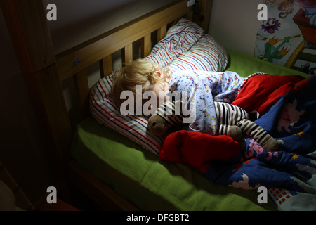 Piccolo Ragazzo addormentato Foto Stock