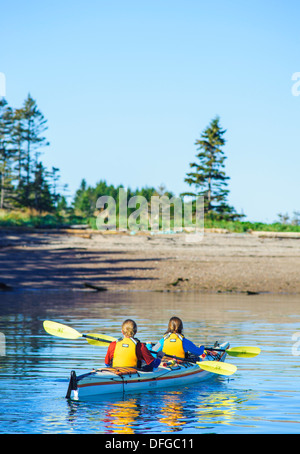 Coppia giovane in doppio kayak sulla baia di Fundy Foto Stock