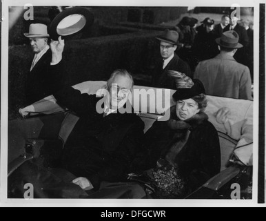 Questa fotografia cattura Franklin D. Roosevelt ed Eleanor Roosevelt, il 32° presidente degli Stati Uniti e sua moglie, che era anche una figura politica influente. L'immagine simboleggia la loro partnership nel servizio pubblico e nell'attivismo. Foto Stock