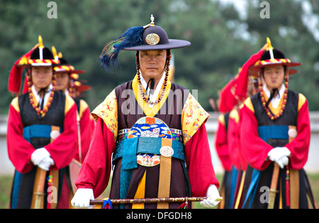 Corea del Sud i soldati stand ad attenzione in costume storico per una cerimonia di successi per il Segretario alla difesa degli Stati Uniti Chuck Hagel Ottobre 1, 2013 a Seul, in Corea del Sud. Foto Stock