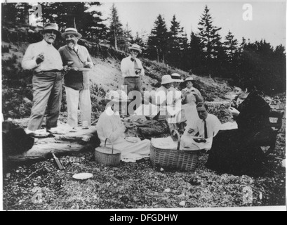 Roosevelt e Eleanor Roosevelt con Sara Delano Roosevelt in foto di gruppo in Campobello 195553 Foto Stock