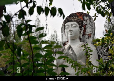 Seduto statua/immagine del Signore Buddha, l'insegnamento posizione, dal periodo Dvaravati. In antico Siam vicino a Bangkok in Thailandia. Foto Stock