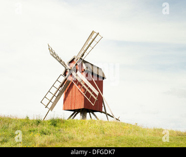 Vecchio mulino a vento in legno su di una collina in Skanninge, Svezia Foto Stock