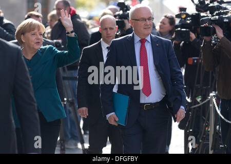 Berlino, Germania. 04 ott 2013. Il cancelliere tedesco Angela Merkel e il CDU fazione presidente Volker Kauder (C) arrivano ai colloqui preliminari a Jakob-Kaiser-Haus a Berlino, Germania, 04 ottobre 2013. CDU e SPD sono i colloqui per vedere se una grande coalizione è possibile. Foto: KAY NIETFELD/dpa/Alamy Live News Foto Stock