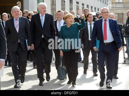 Berlino, Germania. 04 ott 2013. Il cancelliere tedesco Angela Merkel (2-L) arriva con il Premier di Hesse volker Bouffier (L-R), Premier della Baviera Horst Seehofer e CDU fazione presidente Volker Kauder a Berlino, Germania, 04 ottobre 2013. CDU e SPD sono i colloqui per vedere se una grande coalizione è possibile. Foto: Rainer Jensen/dpa/Alamy Live News Foto Stock