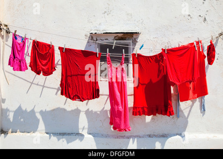 L'Italia, Procida - vestiti di rosso sulla linea di essiccazione al sole Foto Stock