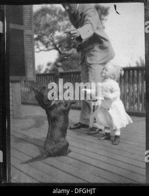 Il presidente Franklin D. Roosevelt viene fotografato con il suo cane, Duffy, e Anna a Campobello, riflettendo un momento personale durante il ritiro della sua famiglia. Foto Stock