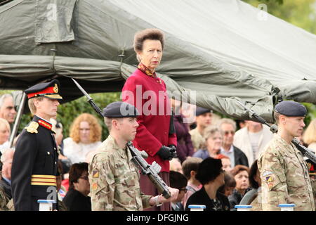 Hucknall, Nottingham, Regno Unito. 04 ott 2013. Princess Anne awards medaglia ai membri del 11 EOD Reggimento dopo il loro tour in Afghanistan oggi in Didcot. Credito: petericardo lusabia/Alamy Live News Foto Stock