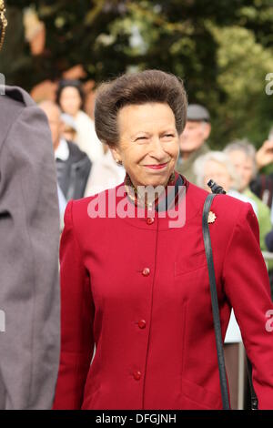 Hucknall, Nottingham, Regno Unito. 04 ott 2013. Princess Anne awards medaglia ai membri del 11 EOD Reggimento dopo il loro tour in Afghanistan oggi in Didcot. Credito: petericardo lusabia/Alamy Live News Foto Stock