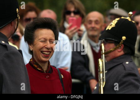 Hucknall, Nottingham, Regno Unito. 04 ott 2013. Princess Anne awards medaglia ai membri del 11 EOD Reggimento dopo il loro tour in Afghanistan oggi in Didcot. Credito: petericardo lusabia/Alamy Live News Foto Stock