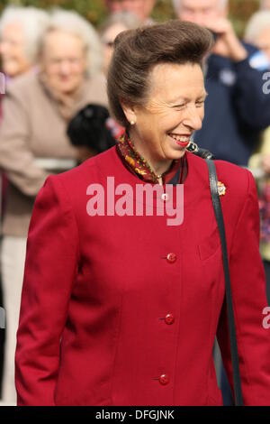 Hucknall, Nottingham, Regno Unito. 04 ott 2013. Princess Anne awards medaglia ai membri del 11 EOD Reggimento dopo il loro tour in Afghanistan oggi in Didcot. Credito: petericardo lusabia/Alamy Live News Foto Stock