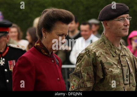 Hucknall, Nottingham, Regno Unito. 04 ott 2013. Princess Anne awards medaglia ai membri del 11 EOD Reggimento dopo il loro tour in Afghanistan oggi in Didcot. Credito: petericardo lusabia/Alamy Live News Foto Stock