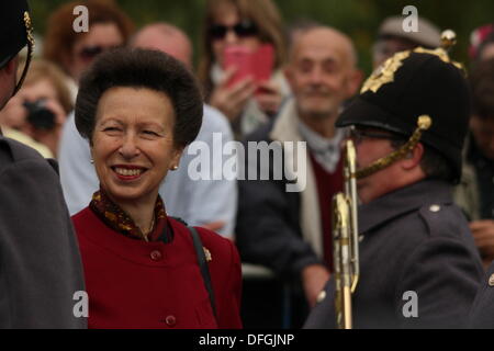 Hucknall, Nottingham, Regno Unito. 04 ott 2013. Princess Anne awards medaglia ai membri del 11 EOD Reggimento dopo il loro tour in Afghanistan oggi in Didcot. Credito: petericardo lusabia/Alamy Live News Foto Stock