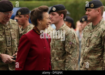 Hucknall, Nottingham, Regno Unito. 04 ott 2013. Princess Anne awards medaglia ai membri del 11 EOD Reggimento dopo il loro tour in Afghanistan oggi in Didcot. Credito: petericardo lusabia/Alamy Live News Foto Stock