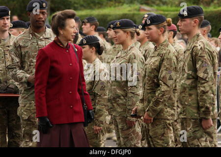 Hucknall, Nottingham, Regno Unito. 04 ott 2013. Princess Anne awards medaglia ai membri del 11 EOD Reggimento dopo il loro tour in Afghanistan oggi in Didcot. Credito: petericardo lusabia/Alamy Live News Foto Stock