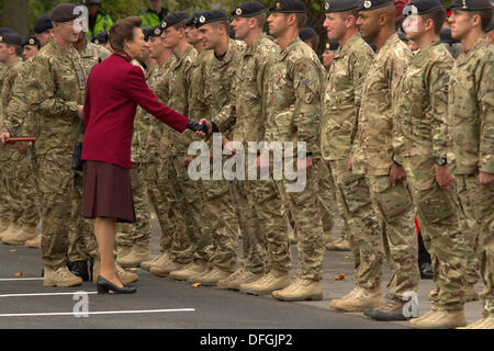 Hucknall, Nottingham, Regno Unito. 04 ott 2013. Princess Anne awards medaglia ai membri del 11 EOD Reggimento dopo il loro tour in Afghanistan oggi in Didcot. Credito: petericardo lusabia/Alamy Live News Foto Stock