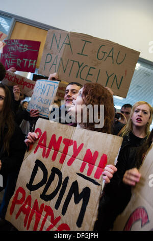 Aberystwyth, Wales, Regno Unito. 04 ott 2013. Oltre 100 lingua gallese Aberystwyth gli studenti universitari occupano parte della edifici amministrativi in segno di protesta contro la prevista chiusura di PANTYCELYN hall di residenza all'università. La hall, la dedicata solo welsh-lingua hall è programmata per chiudere il prossimo anno con gli studenti trasferiti a nuove unità all interno del campus. Credito: keith morris/Alamy Live News Foto Stock