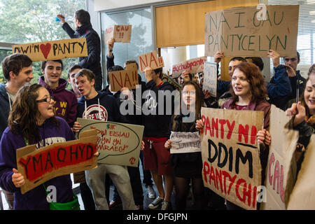 Aberystwyth, Wales, Regno Unito. 04 ott 2013. Oltre 100 lingua gallese Aberystwyth gli studenti universitari occupano parte della edifici amministrativi in segno di protesta contro la prevista chiusura di PANTYCELYN hall di residenza all'università. La hall, la dedicata solo welsh-lingua hall è programmata per chiudere il prossimo anno con gli studenti trasferiti a nuove unità all interno del campus. Credito: keith morris/Alamy Live News Foto Stock