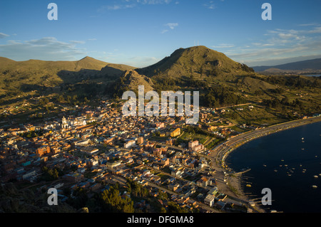 Vista di Copacabana e il lago Titicaca dal Cerro Calvario, Copacabana, Bolivia Foto Stock