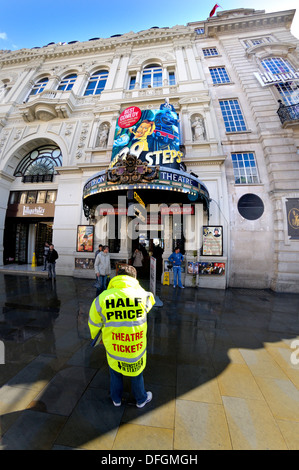 Londra, Inghilterra, Regno Unito. L'uomo pubblicità metà-prezzo di biglietti per il teatro a Piccadilly Circus, da Criterion Theatre Foto Stock