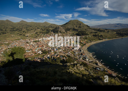 Vista di Copacabana e il lago Titicaca dal Cerro Calvario, Copacabana, Bolivia Foto Stock