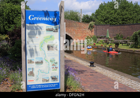 I rematori su Coventry Canal da la Greenway, vicino a Coventry Bacino del canale, nel Warwickshire, West Midlands, England, Regno Unito Foto Stock