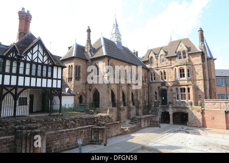 Il Priory Visitor Centre e Undercroft, costruita sopra i resti di Coventry prima cattedrale, St Mary, in Inghilterra, Regno Unito Foto Stock