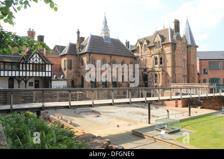 Il Priory Visitor Centre e Undercroft, costruita sopra i resti di Coventry prima cattedrale, St Mary, in Inghilterra, Regno Unito Foto Stock