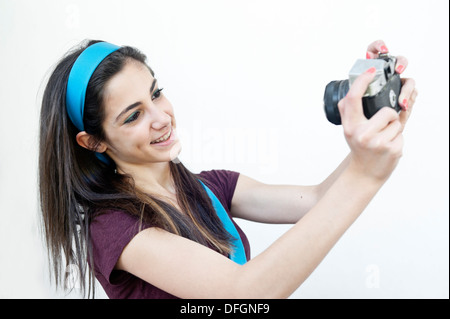 Fotografo femmina scattare foto con una fotocamera vintage Foto Stock