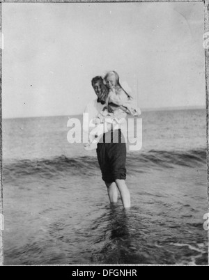 Franklin D. Roosevelt è visto con la sua giovane figlia Anna a Campobello, sottolineando la vita familiare del presidente nel suo ritiro privato. Foto Stock