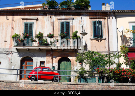 Un rosso 500 Fiat Cinquecento parcheggiata in Vasto, Italia. Foto Stock