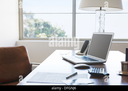 Laptop sulla scrivania in ufficio Foto Stock