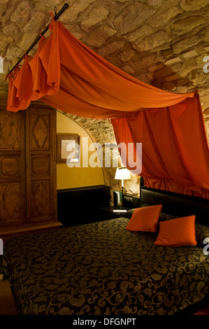 Letto matrimoniale con baldacchino in una camera da letto. Castello europeo Foto Stock