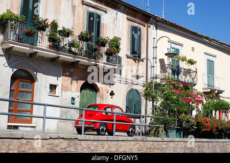 Un rosso 500 Fiat Cinquecento parcheggiata in Vasto, Italia. Foto Stock