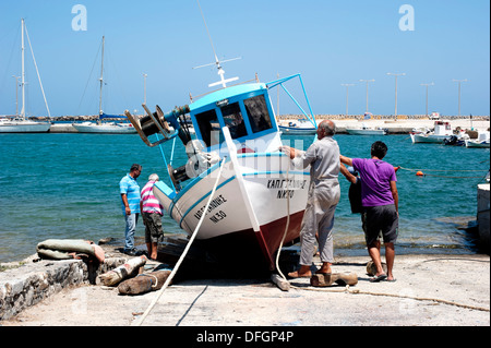 I pescatori lavorano per il lancio di una barca da pesca nel mare Kasos Island, Dodecaneso, Grecia sulla luglio 19, 2013 Foto Stock